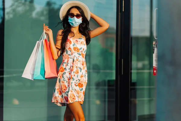 医療保護マスクの若い幸せな女性 コロナウイルスの保護から 通りを歩いて ショッピングコンセプト コロナウイルス — ストック写真