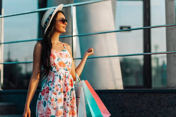 Stylisch Schöne Junge Frau Hut Und Sommerkleidung Genießt Einkaufen Während — Stockfoto
