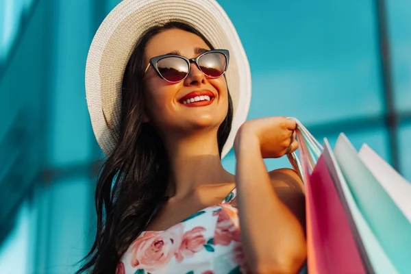 Belle Jeune Femme Élégante Chapeau Vêtements Été Aime Faire Shopping — Photo