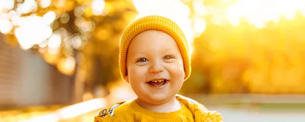 Tersenyum Anak Dalam Pakaian Hangat Berwarna Warni Dengan Daun Kuning — Stok Foto