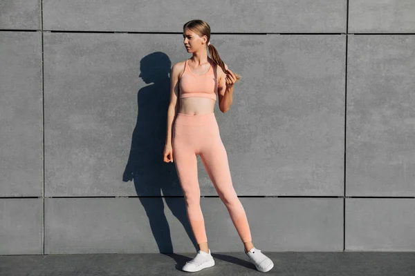Junge Fitness Frau Mit Einem Schönen Körper Sportlicher Rosa Kleidung — Stockfoto