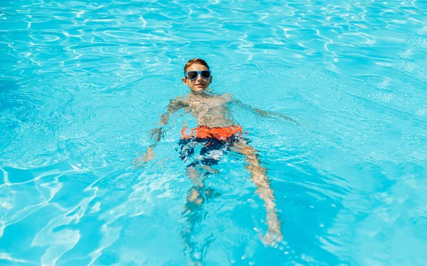 Mały Chłopiec Okularach Przeciwsłonecznych Pływający Basenie Dobrze Się Bawiący Szczęśliwe — Zdjęcie stockowe
