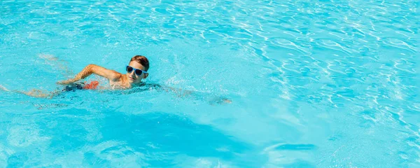 Kleine Jongen Met Zonnebril Zwemmen Het Zwembad Plezier Hebben Gelukkig — Stockfoto