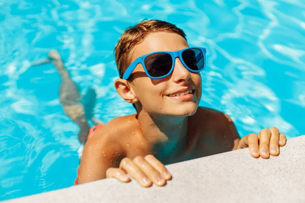 Liten Pojke Solglasögon Simma Poolen Har Roligt Glad Barn Leka — Stockfoto