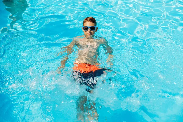 Menino Óculos Sol Nadando Piscina Divertindo Criança Feliz Brincando Piscina — Fotografia de Stock