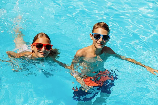 Barn Leker Poolen Två Små Barn Pojke Och Flicka Har — Stockfoto