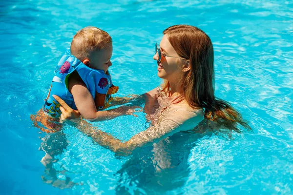 Gelukkige Familie Mama Baby Opblaasbaar Vest Zwemmen Genieten Het Zwembad — Stockfoto