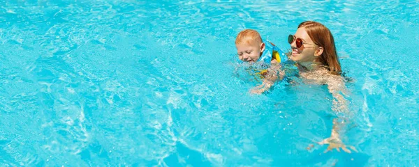 Gelukkig Gezin Moeder Kleine Baby Zwemmen Het Zwembad Happy Baby — Stockfoto