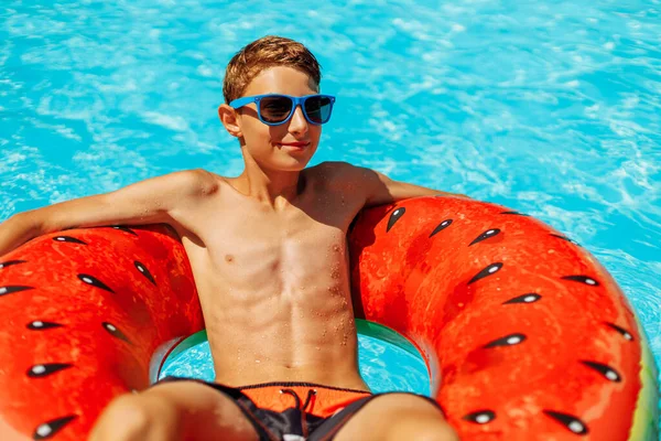 Happy Kleine Jongen Zwemt Met Kleurrijke Opblaasbare Ring Het Buitenzwembad — Stockfoto
