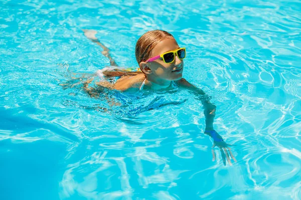 Liten Lycklig Flicka Solglasögon Simmar Det Klarblå Vattnet Poolen Medan — Stockfoto