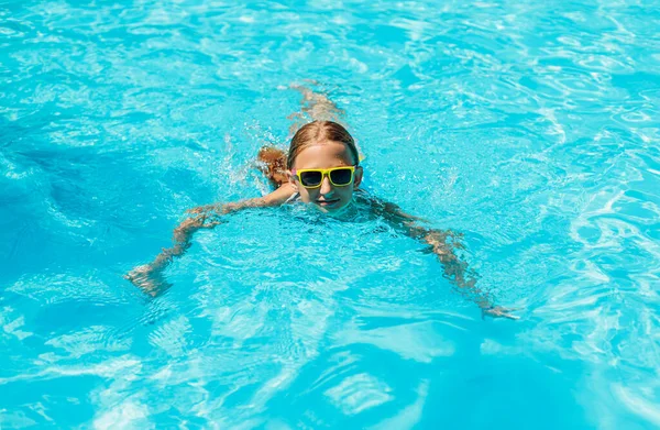Mała Szczęśliwa Dziewczynka Okularach Przeciwsłonecznych Pływająca Czystej Niebieskiej Wodzie Basenu — Zdjęcie stockowe