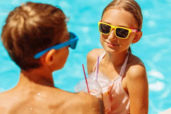 Close Van Vrolijke Kleine Jongen Meisje Een Zonnebril Drinken Cocktails — Stockfoto