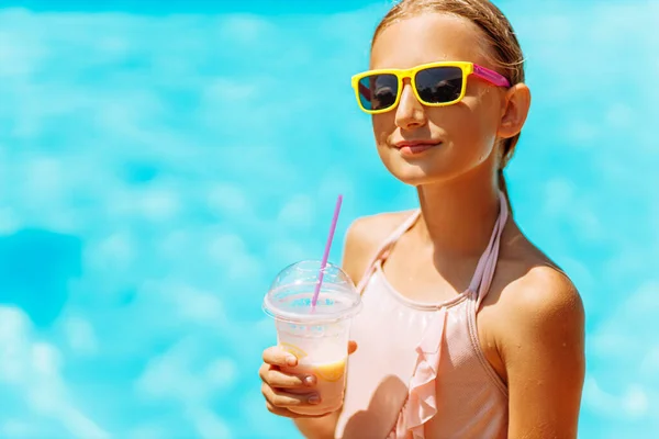 Mała Szczęśliwa Dziewczynka Okularach Przeciwsłonecznych Pijąca Koktajl Wakacjach Przy Basenie — Zdjęcie stockowe