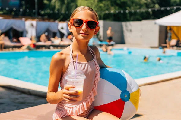 Klein Gelukkig Meisje Zonnebril Drinken Van Een Cocktail Vakantie Buurt — Stockfoto