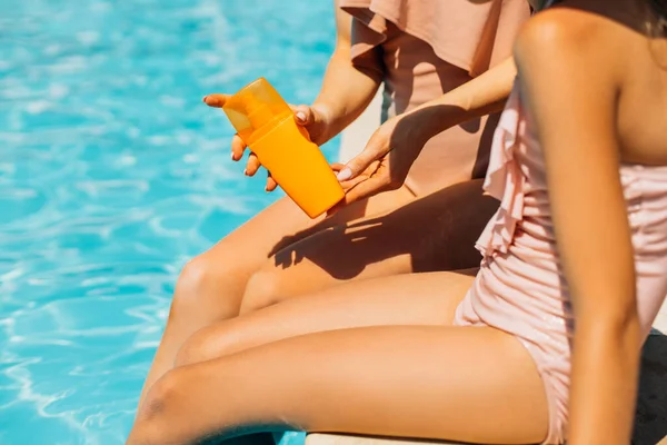 Jonge Moeder Brengt Beschermende Zonnebrandcrème Aan Haar Dochter Het Strand — Stockfoto