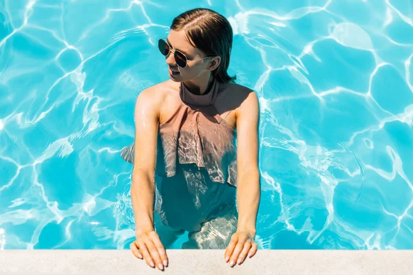 Mooie Jonge Gebruinde Vrouw Zonnebril Het Buitenzwembad Vrouw Een Badpak — Stockfoto