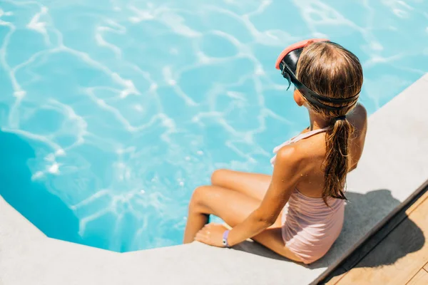 Söt Flicka Goggles För Simning Poolen Solig Sommardag Begreppet Sommar — Stockfoto
