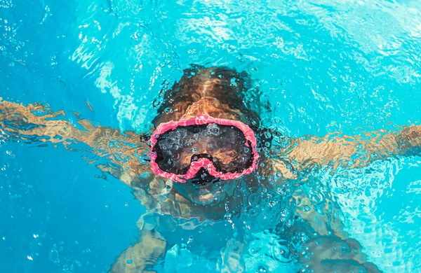 Lachend Schattig Meisje Bril Zwemmen Het Zwembad Een Zonnige Zomerdag — Stockfoto