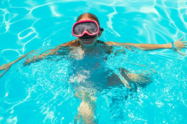 Söt Liten Flicka Simmar Poolen Bär Dykning Glasögon Barn Leenden — Stockfoto