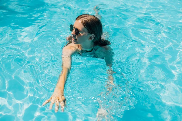 Ovanifrån Ung Vacker Kvinna Solglasögon Koppla Vattnet Poolen Porträtt Lycklig — Stockfoto