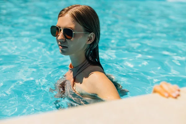 Mooie Jonge Gebruinde Vrouw Zonnebril Het Buitenzwembad Vrouw Een Badpak — Stockfoto