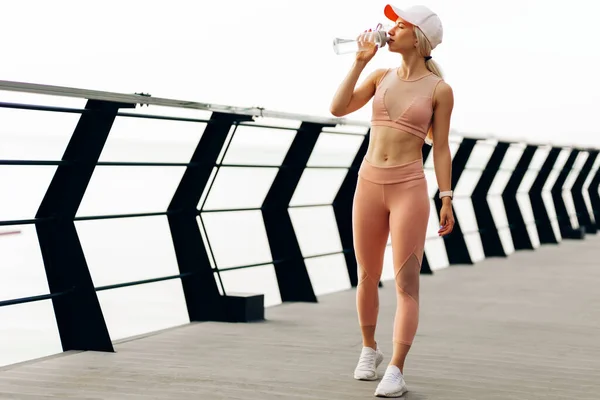 Aufnahme Einer Schönen Läuferin Die Mit Einer Flasche Wasser Freien — Stockfoto