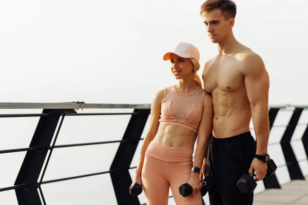 Fitness Par Man Och Kvinna Sportkläder Träning Tillsammans Med Vikter — Stockfoto