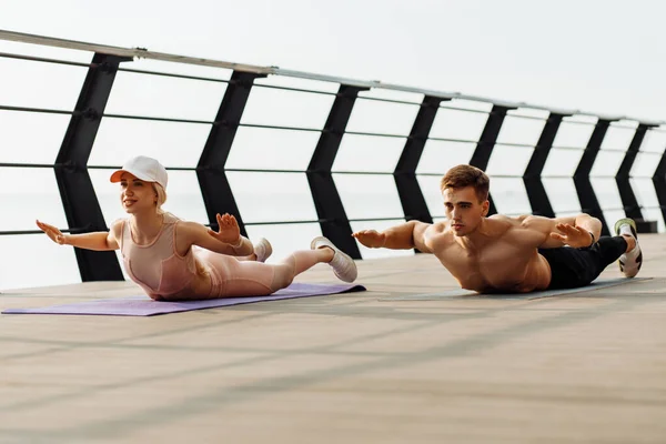 Aantrekkelijk Jong Fitnesspaar Doet Stretching Oefeningen Buiten Zee Brug Sportieve — Stockfoto