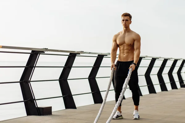 Fitness Uomo Muscolare Con Corde Allenamento Gli Sport All Aria — Foto Stock