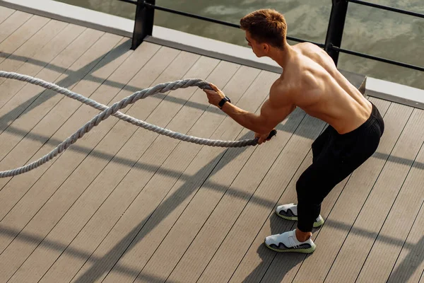 Starker Mann Trainiert Mit Kampfseilen Sportler Beim Kampfseiltraining Freien Meer — Stockfoto
