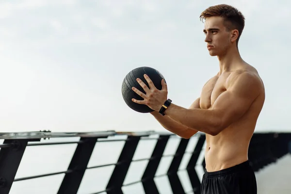 Sportieve Gespierde Man Zonder Shirt Doet Oefeningen Met Bal Man — Stockfoto