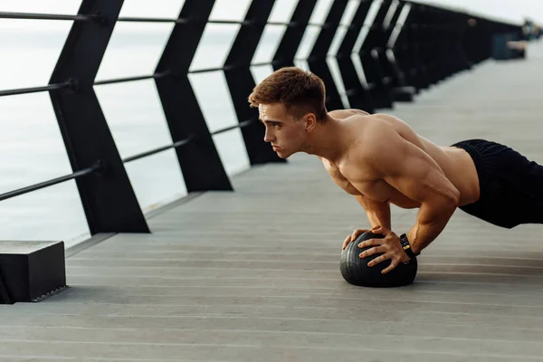 Sportlicher Muskulöser Mann Ohne Shirt Bei Übungen Mit Ball Mann — Stockfoto