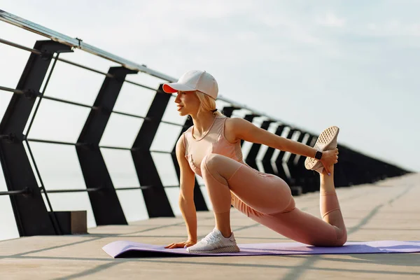 Volledige Lengte Jonge Vrouw Fitnesskleding Stretching Voor Training Ochtendtraining Buiten — Stockfoto