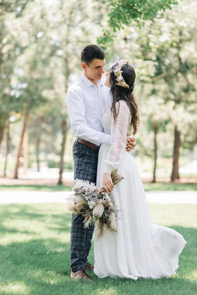 Família Feliz Noiva Noivo Recém Casados Sorridentes Juntos Ternos Casamento — Fotografia de Stock