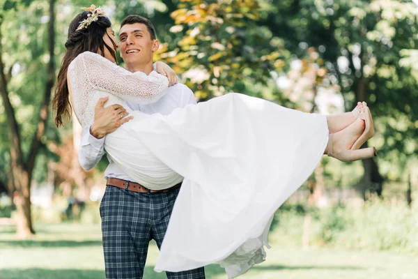 Happy Family Bride Groom Smiling Newlyweds Together Wedding Suits Park — Stock Photo, Image