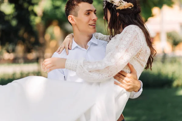 Happy Wedding Couple Groom Admires Happy Bride Holds Bride His — Stock Photo, Image