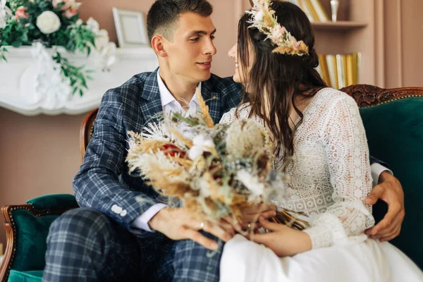 Jovem Casal Feliz Noivo Elegante Terno Uma Jovem Noiva Vestido — Fotografia de Stock