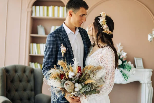 Glad Brud Och Brudgum Håller Bukett Bröllop Blommor Glada Unga — Stockfoto