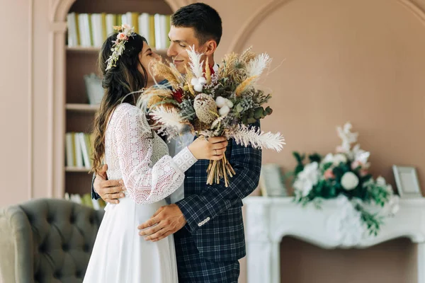 Noiva Feliz Noivo Segurando Buquê Flores Casamento Casal Jovem Feliz — Fotografia de Stock