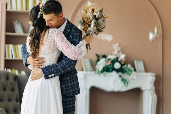 Casal Casamento Estúdio Noiva Jovem Feliz Noivo Seu Dia Casamento — Fotografia de Stock