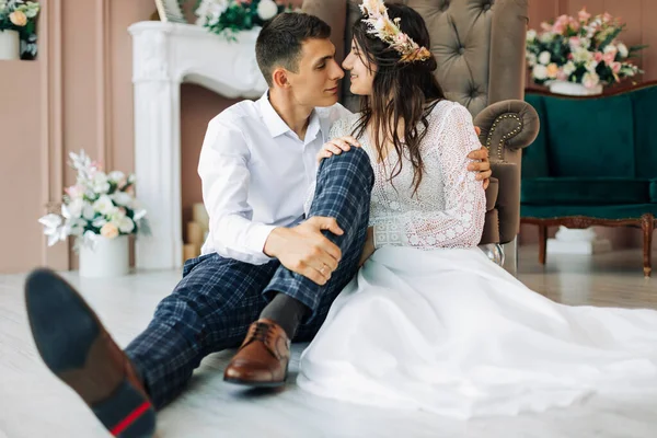 Fiatal Menyasszony Vőlegény Pózol Mosolyog Stúdióban Esküvői Fotózás Gyönyörű Menyasszony — Stock Fotó