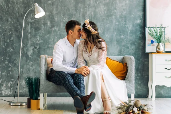 Young Groom Gray Suit Beautiful Smiling Bride White Lace Dress — Stock Photo, Image