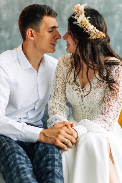 Jovem Noivo Terno Cinza Uma Bela Noiva Sorridente Vestido Renda — Fotografia de Stock