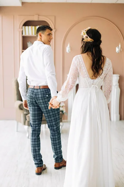 Joyeux Jeune Couple Marié Élégant Dans Costume Une Jeune Mariée — Photo