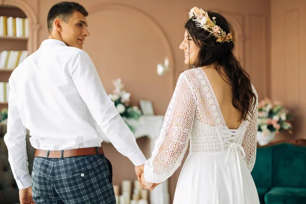 Šťastný Mladý Pár Stylový Ženich Obleku Mladá Nevěsta Svatebních Krajkových — Stock fotografie