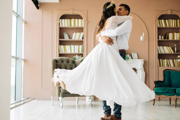 Casal Casamento Feliz Noiva Atraente Noivo Abraçar Uns Aos Outros — Fotografia de Stock