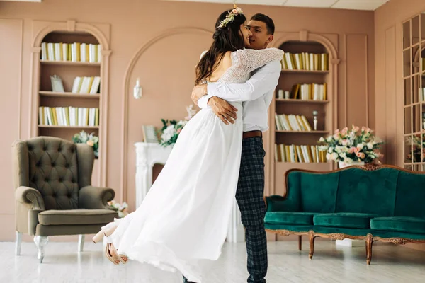 Gelukkig Bruidspaar Aantrekkelijke Bruid Bruidegom Knuffelen Elkaar Bruidegom Knuffelt Houdt — Stockfoto