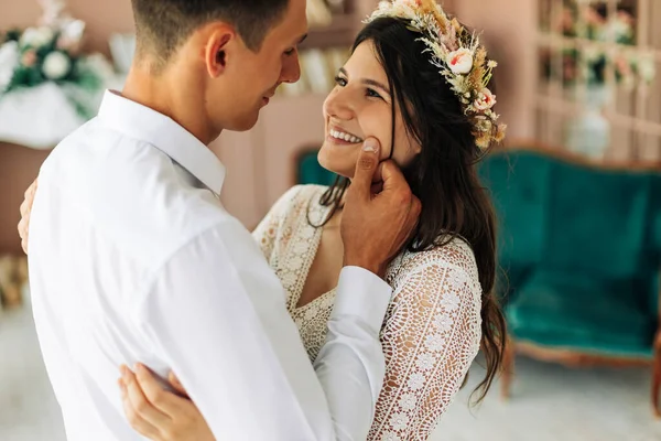 Happy Young Couple Stylish Groom Suit Young Bride Wedding Lace — Stock Photo, Image