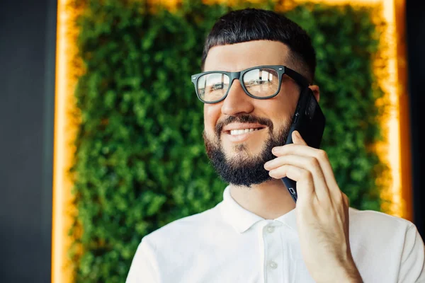 Självsäker Ung Man Vit Skjorta Och Glasögon Talar Mobiltelefon Och — Stockfoto