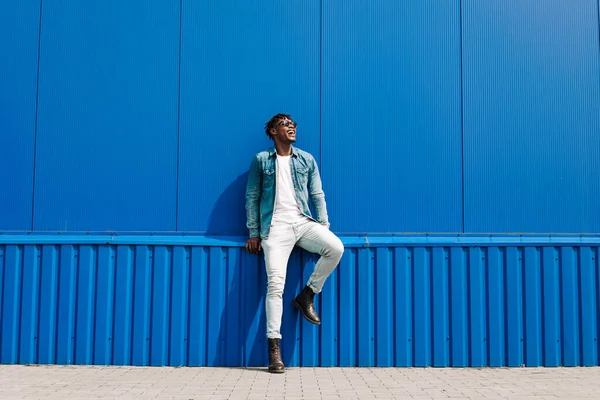 Homme Africain Lunettes Soleil Dresse Contre Mur Bleu Bâtiment Dans — Photo